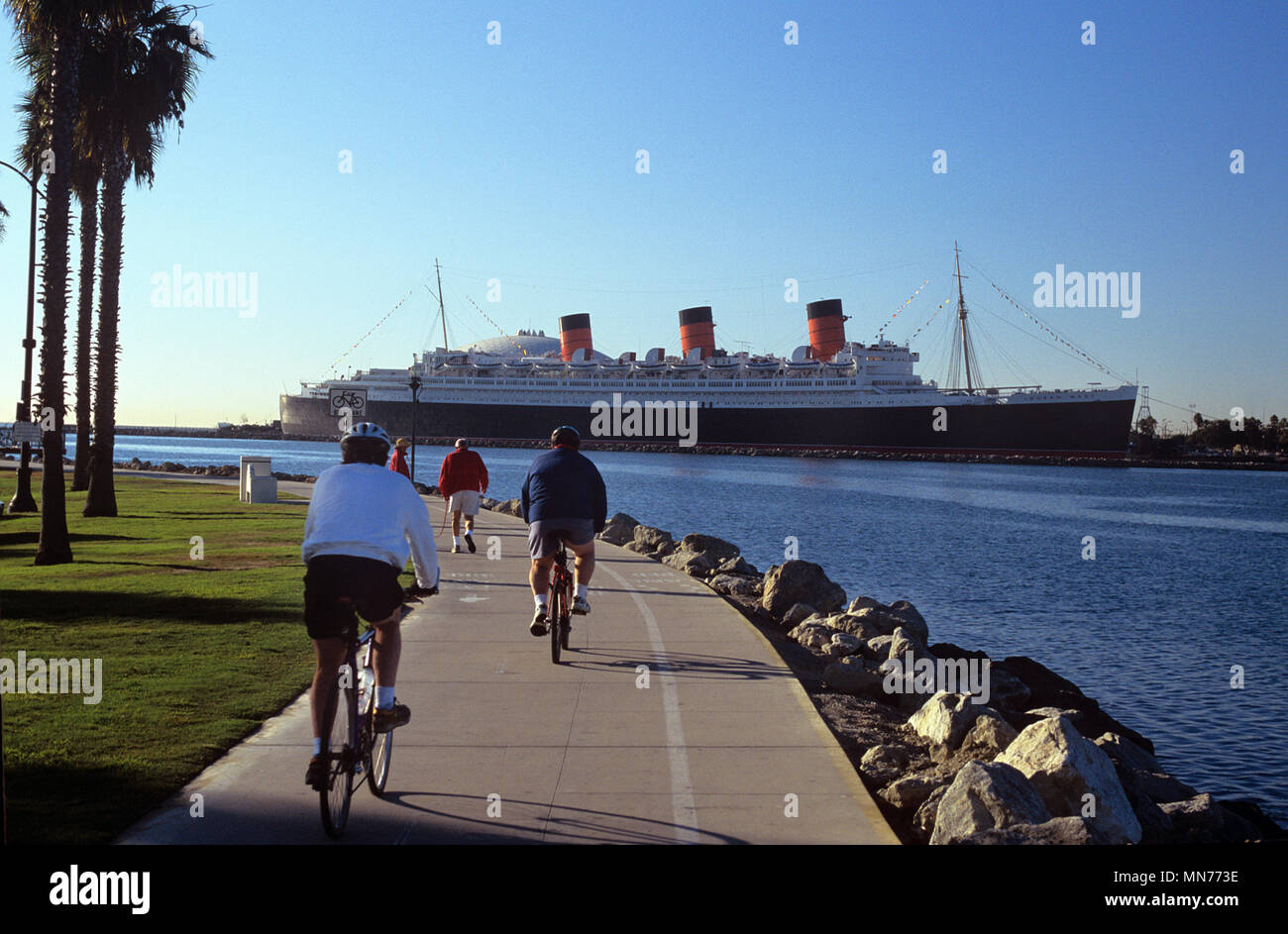 Radweg mit Blick auf die historischen Queen Mary in Long Beach, Kalifornien Stockfoto