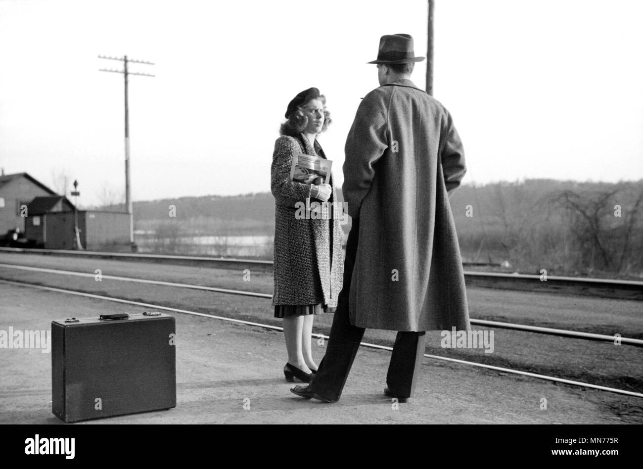 Paar Warten auf dem Zug nach Minneapolis, East Dubuque, Iowa, USA, John vachon für die Farm Security Administration, April 1940 Stockfoto