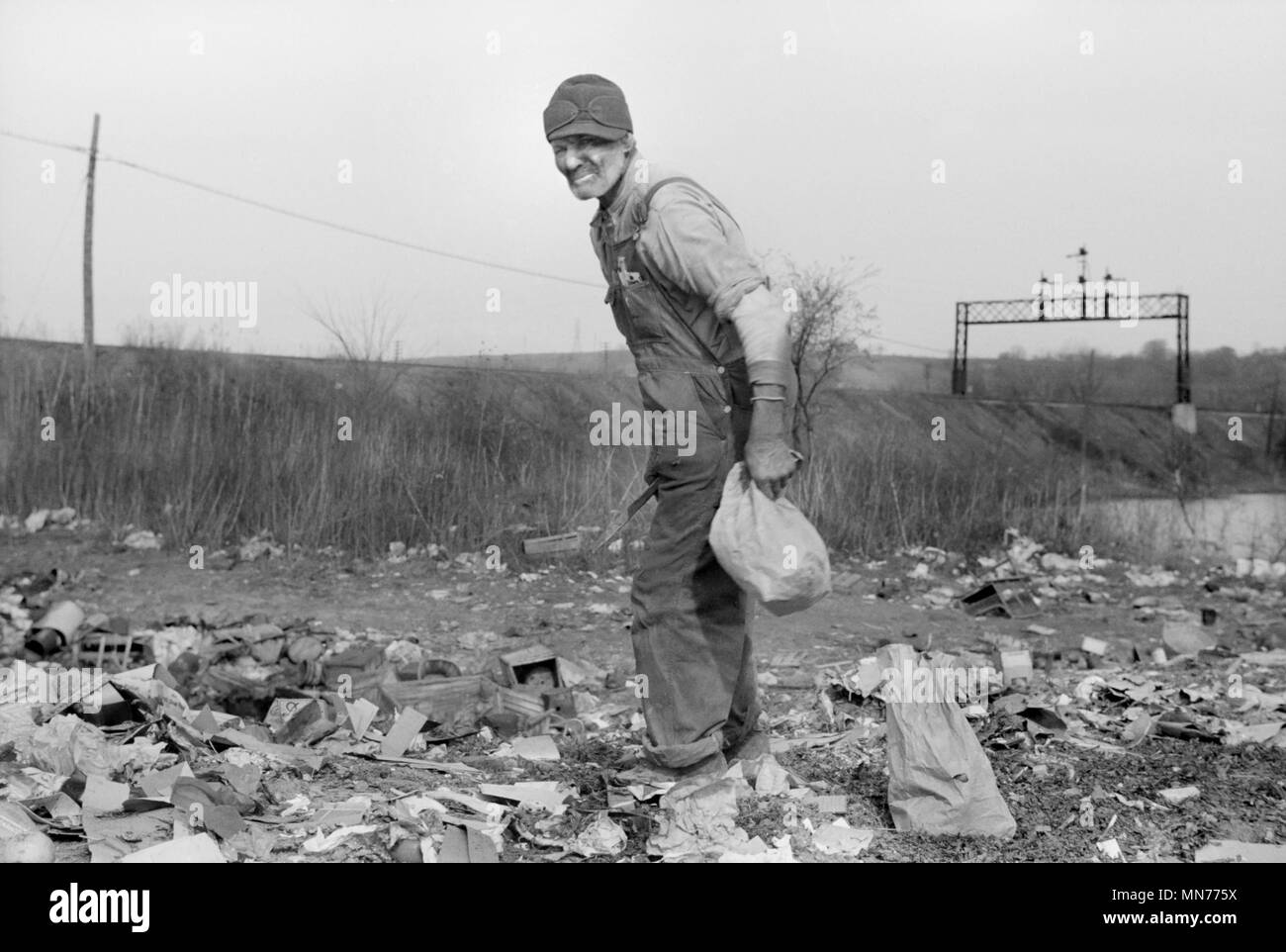 Menschen suchen nach Nahrung an Müllhalde, Dubuque, Iowa, USA, John vachon für die Farm Security Administration, April 1940 Stockfoto