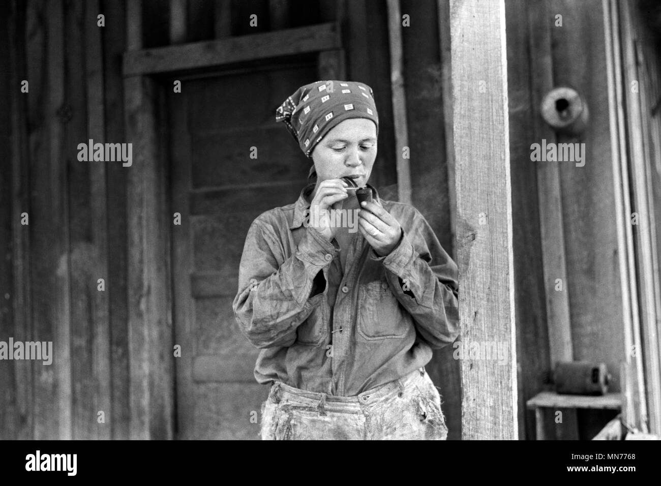 Frau von Ozark Mountains Landwirt Rauchen Pfeife, Missouri, USA, John vachon für die Farm Security Administration, Mai 1940 Stockfoto