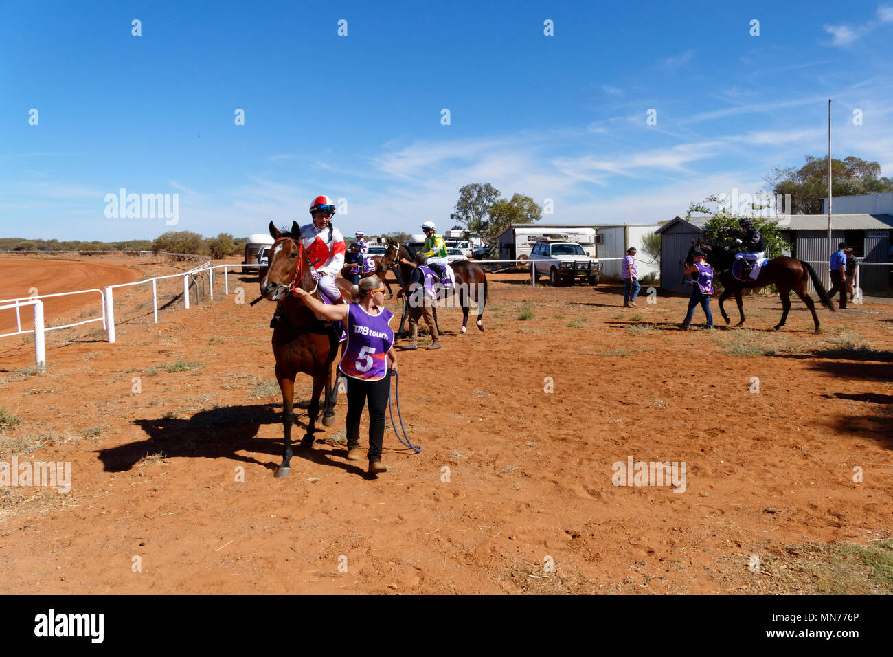 Rennpferde paradieren vor einem Rennen, Mt Magnet, Eastern Goldfields, Western Australia Stockfoto