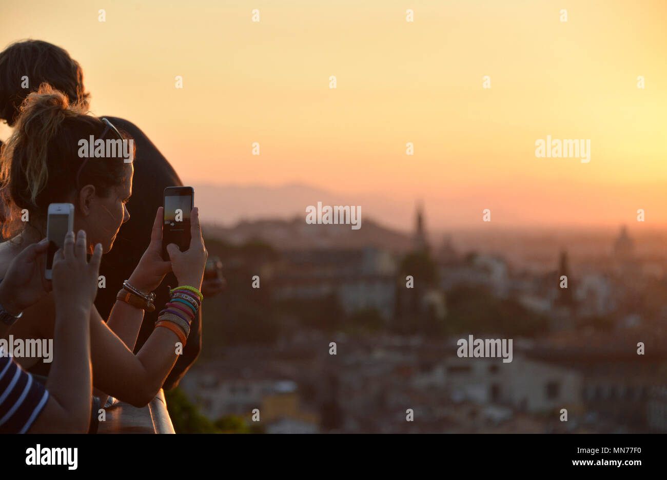 Touristen, die Handy Fotos von Florenz, von der Piazzale Michelangelo bei Sonnenuntergang, Florenz, Italien Stockfoto