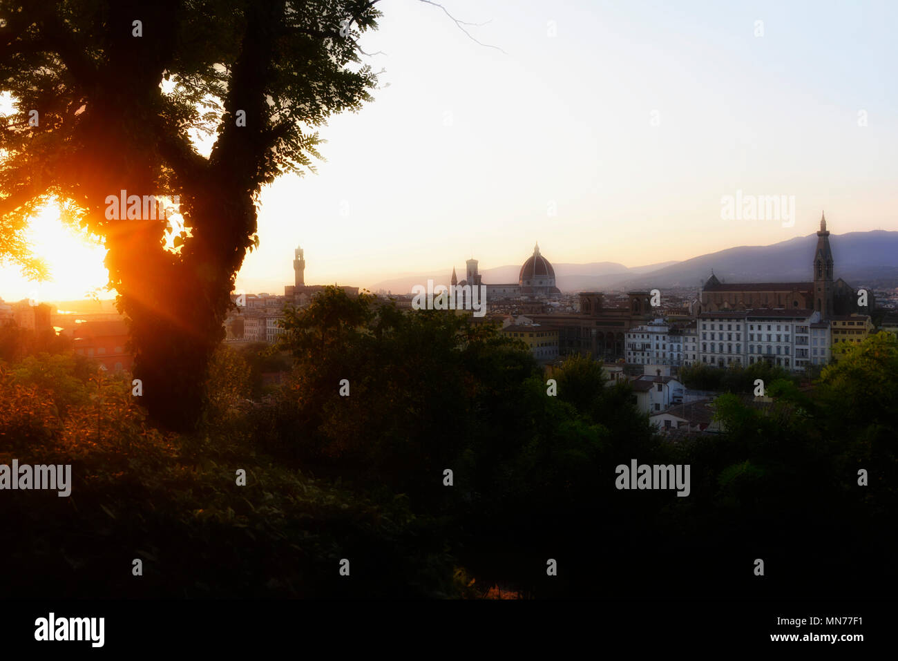 Skyline von Florenz, als bei Sonnenuntergang mit Sonnenstrahlen von der Piazzale Michelangelo mit dem Dom im Zentrum, Florenz, Italien Stockfoto