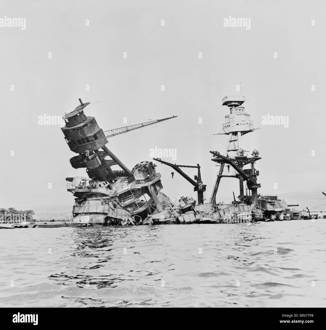 Wrack der USS Arizona nach der Kaiserlichen Japanischen Marine Air Service Angriff, Pearl Harbor, Hawaii, Büro für das Management in Notfällen, 7. Dezember 1941 Stockfoto