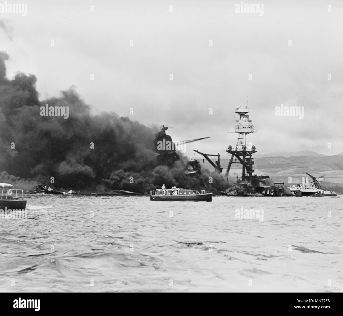 USS Arizona auf Feuer nach der Kaiserlichen Japanischen Marine Air Service Angriff, Pearl Harbor, Hawaii, Büro für das Management in Notfällen, 7. Dezember 1941 Stockfoto