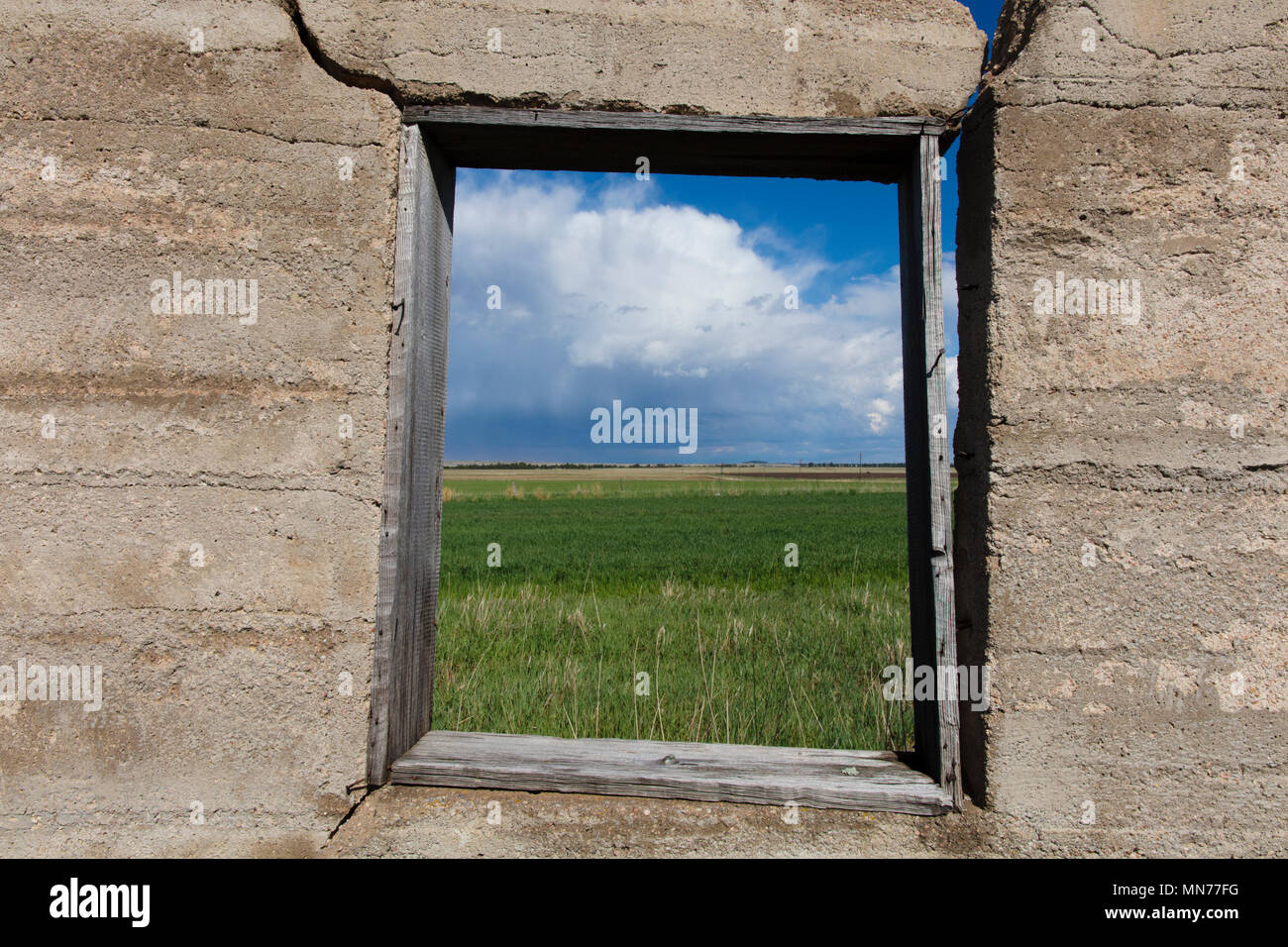 Prairie Blick durch die Fenster der verlassenen Haus Stockfoto