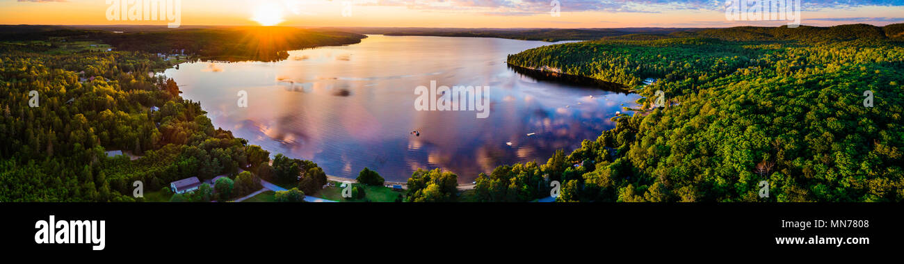 Eine Drohne Panorama der Pickerel Lake im Muskoka Region Ontario Kanada bei Sonnenuntergang im Sommer Stockfoto
