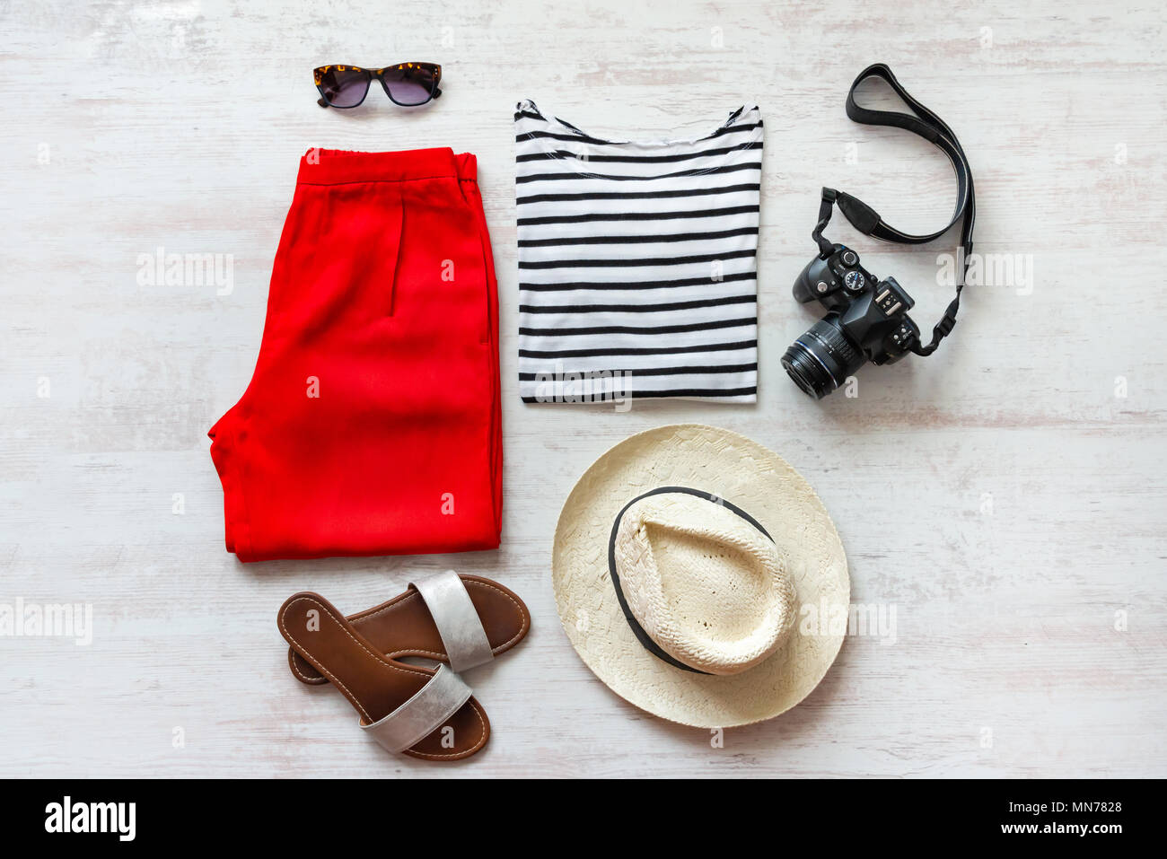 Casual Frühjahr/Sommer weibliche Kleidung einstellen. Ferienhäuser Kleidung und Accessoires Konzept. Stockfoto