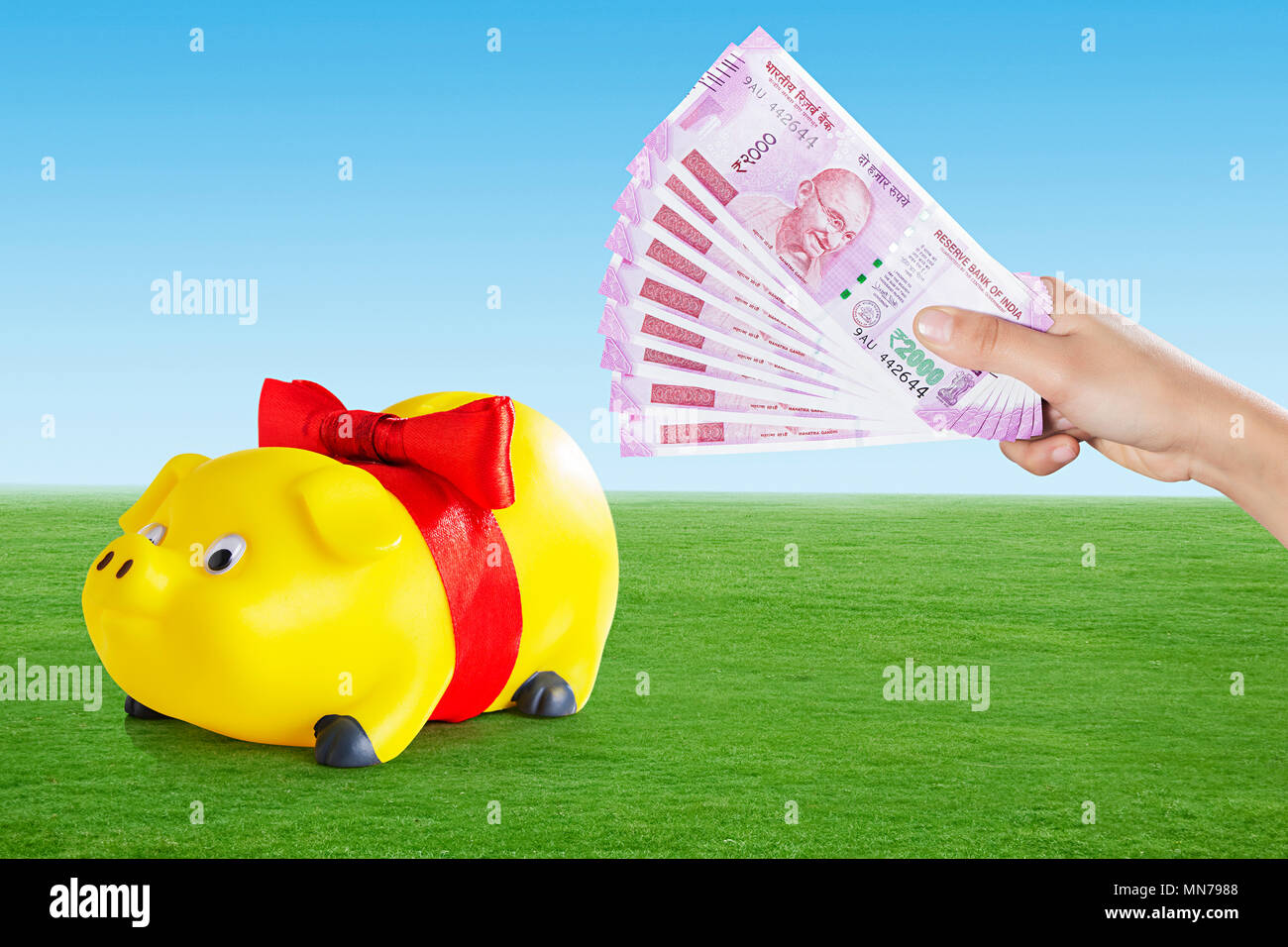 1 Frau, Rupien Kaution piggy Bank Geld sparen Stockfoto