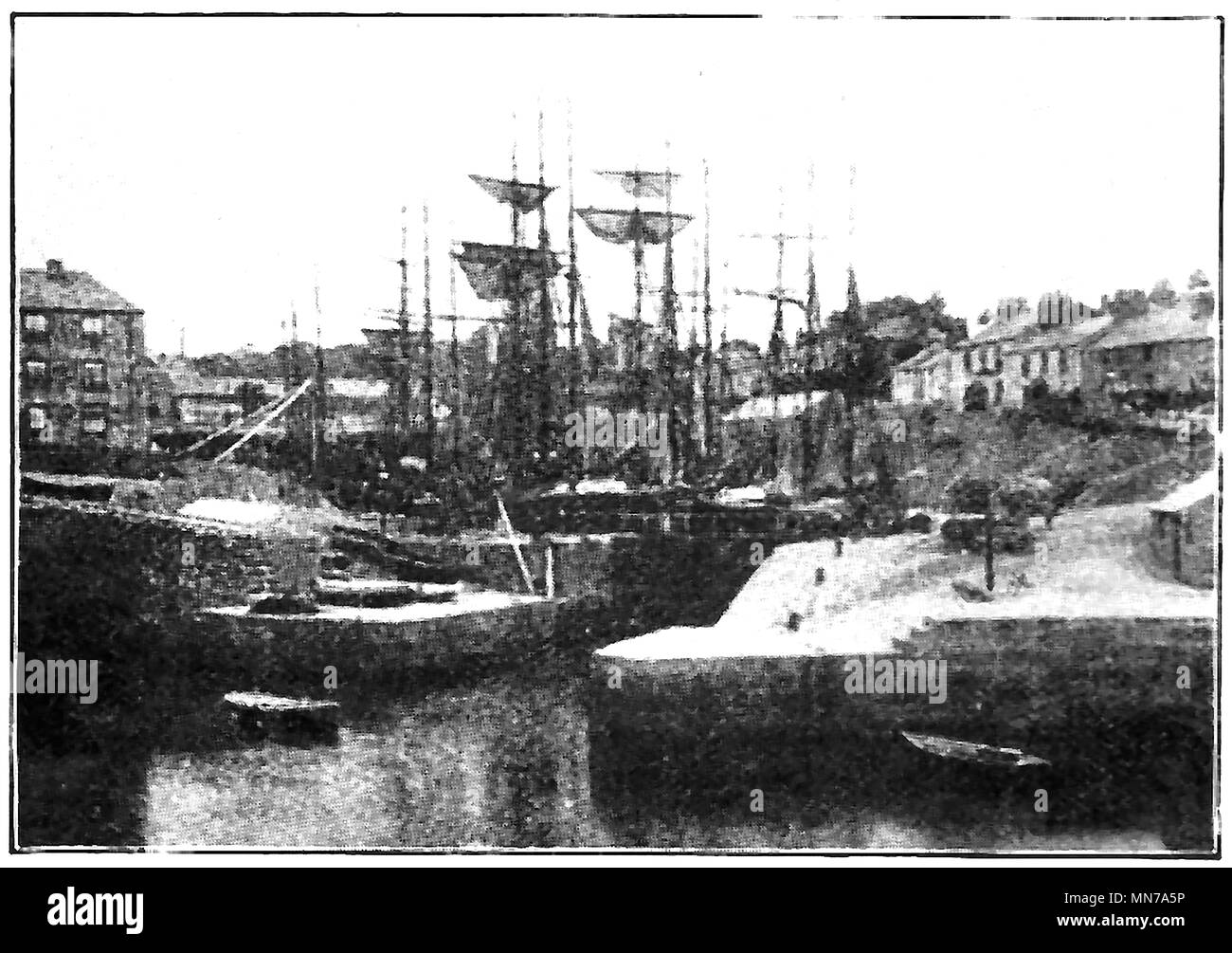 1914 Foto von Segelschiffen hinter einem Dock mit Wasser Tore geschlossen, evtl. in Charlestown, Cornwall, Großbritannien Stockfoto