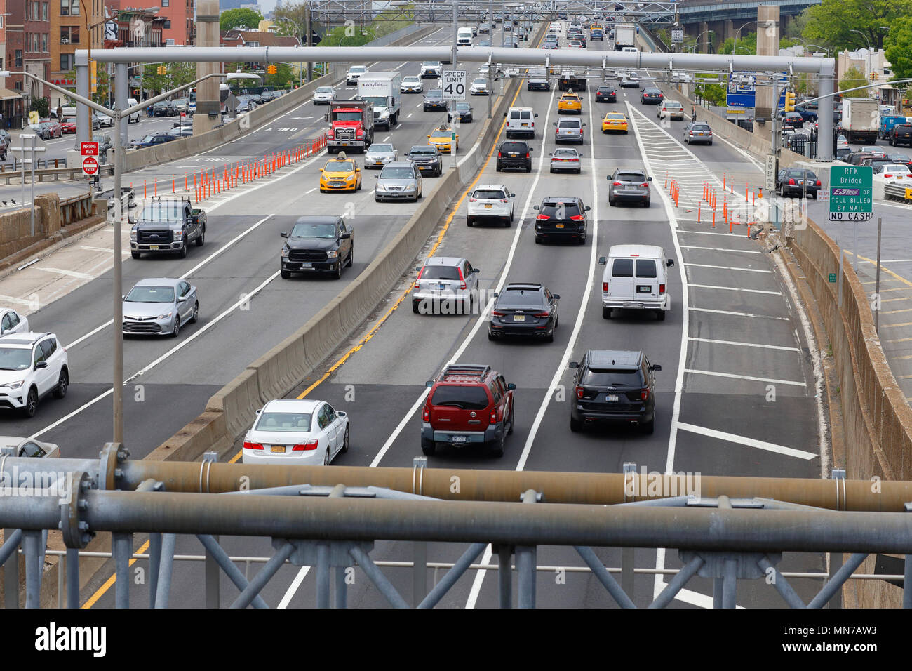 Verkehr entlang des Astoria Boulevard, der zur RFK Bridge, New York, NY führt. Stockfoto