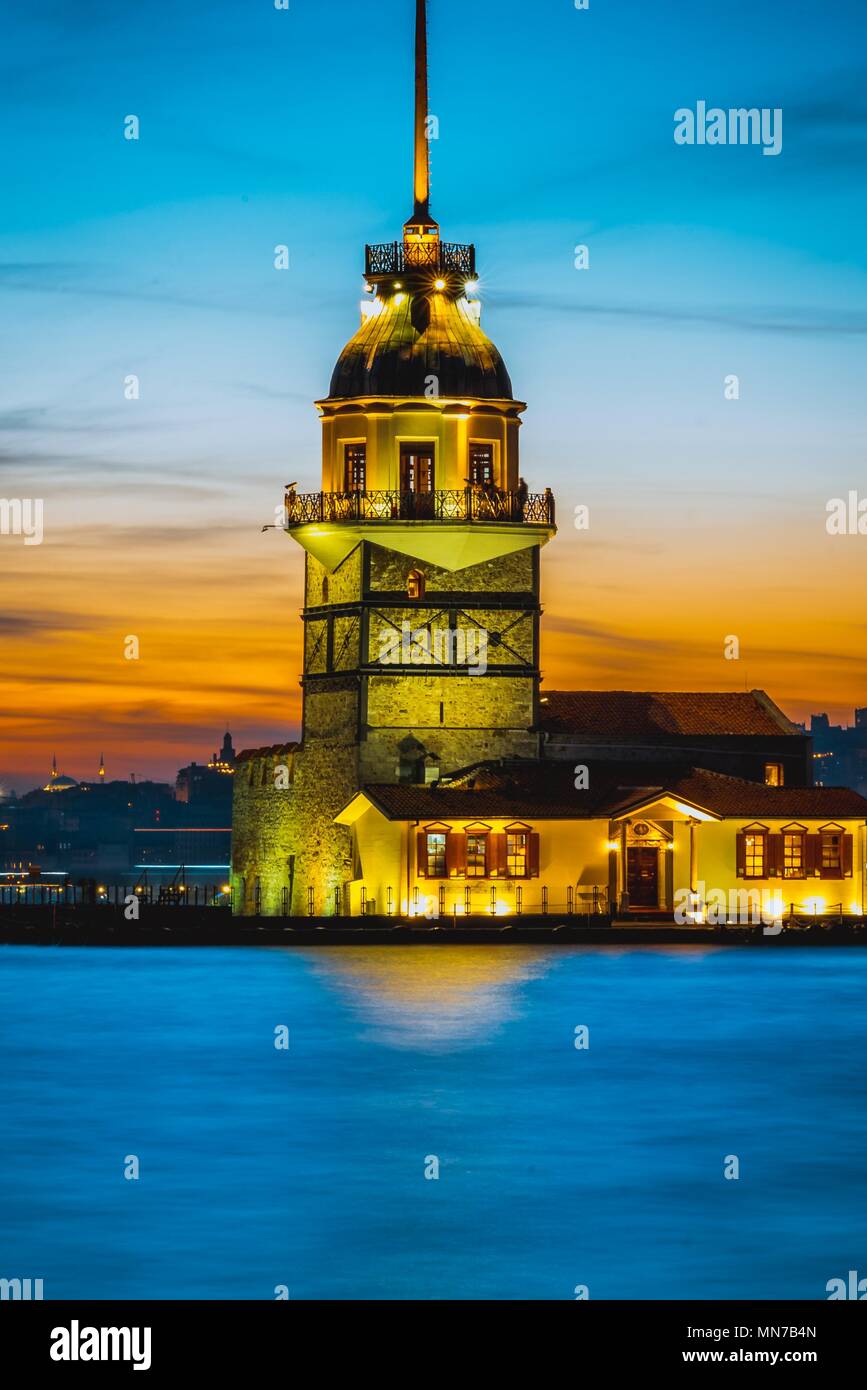 Türkei - Istanbul: 5. März 2017, Maiden Tower, mittelalterlichen Gebäude/Leuchtturm, (Turm von Leandros, Türkisch: Kiz Kulesi) am Eingang zum Bosporus mit H Stockfoto