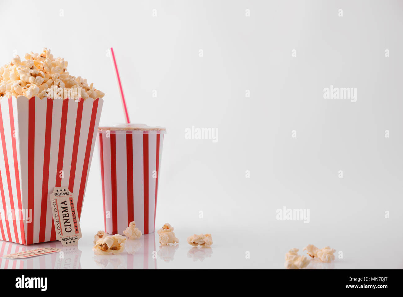 Kino Momente Konzept mit Erfrischung, Popcorn und Film Tickets auf weißem Hintergrund. Horizontale Komposition. Vorderansicht. Stockfoto