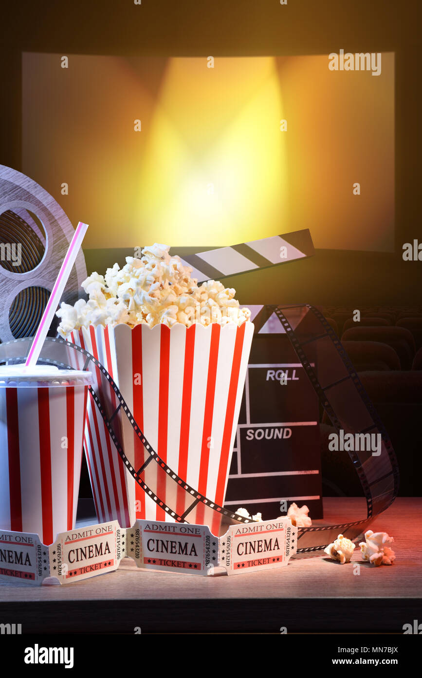 Geräte und Elemente des Kinos auf Holztisch und Hintergrund Kino. Konzept der Filme. Vertikale Komposition. Vorderansicht. Stockfoto