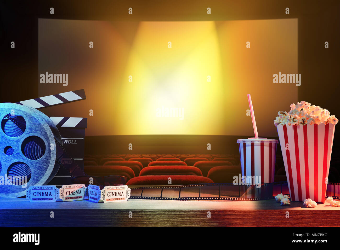 Geräte und Elemente des Kinos auf Holztisch und Hintergrund Kino. Konzept der Filme. Horizontale Komposition. Vorderansicht. Stockfoto
