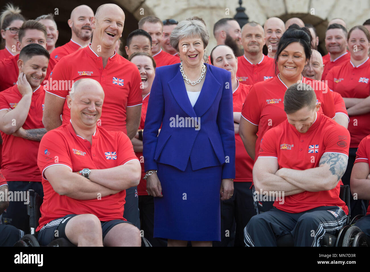 Premierminister Theresa May besucht die Einführung des UK-Team für die Invictus Games Sydney 2018 Horse Guards Parade in London, als die 72-köpfige Team des Verwundeten, verletzten und kranken Veteranen- und Servicepersonal zum ersten Mal zusammen kommen. Stockfoto