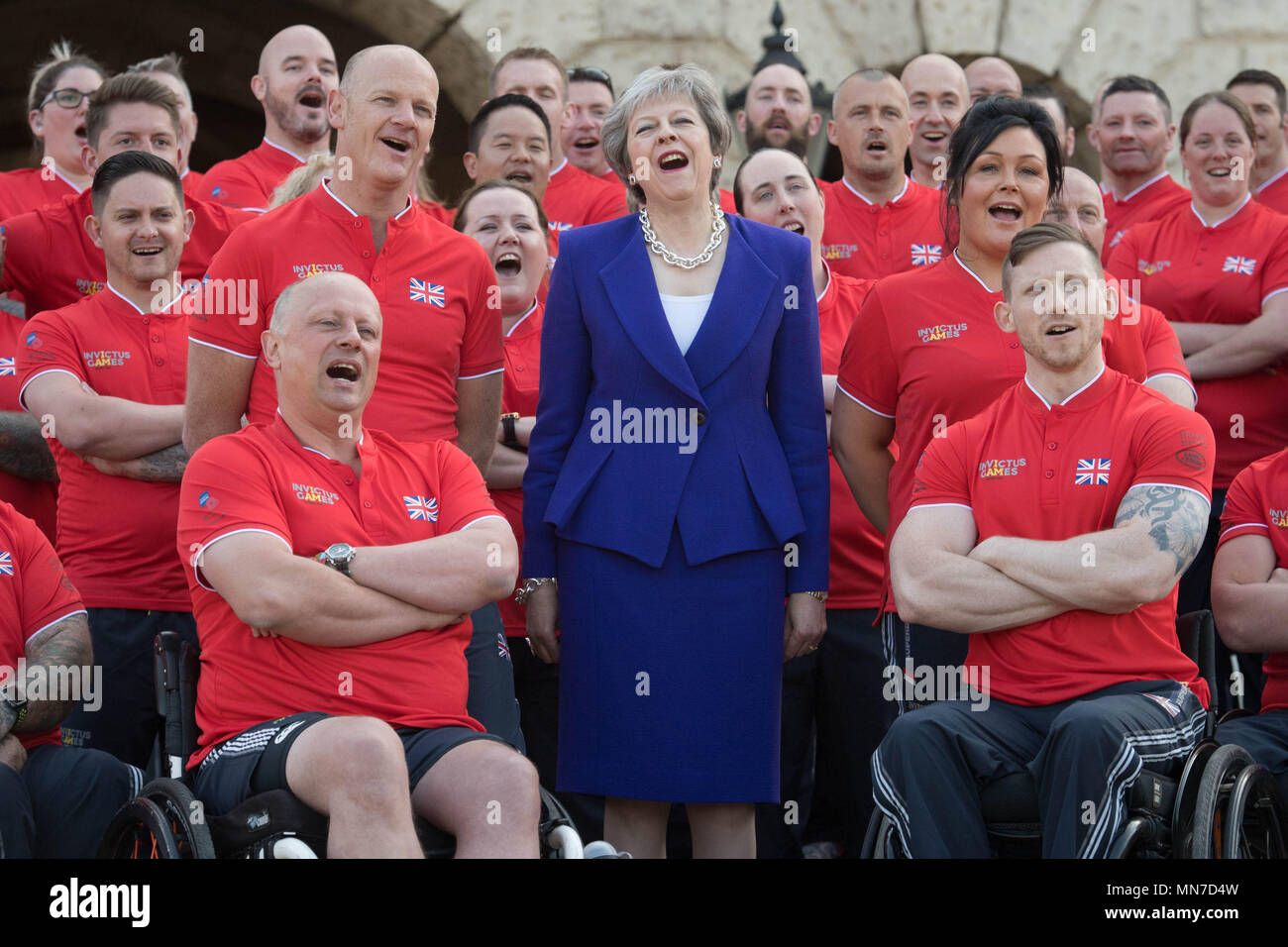 Premierminister Theresa May besucht die Einführung des UK-Team für die Invictus Games Sydney 2018 Horse Guards Parade in London, als die 72-köpfige Team des Verwundeten, verletzten und kranken Veteranen- und Servicepersonal zum ersten Mal zusammen kommen. Stockfoto