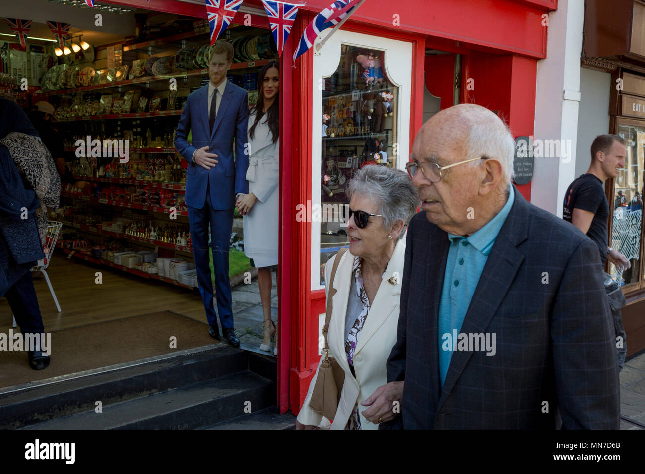 Eine lebensgroße standee von Prinz Harry und Meghan Markle mit Souvenirs und Waren zum Verkauf in einem der Tür eine touristische Schmuckstück Fenster wie der königlichen Stadt Windsor wird fertig für die königliche Hochzeit zwischen Harry und seine amerikanischen Verlobten, am 14. Mai 2018 in London, England. Stockfoto