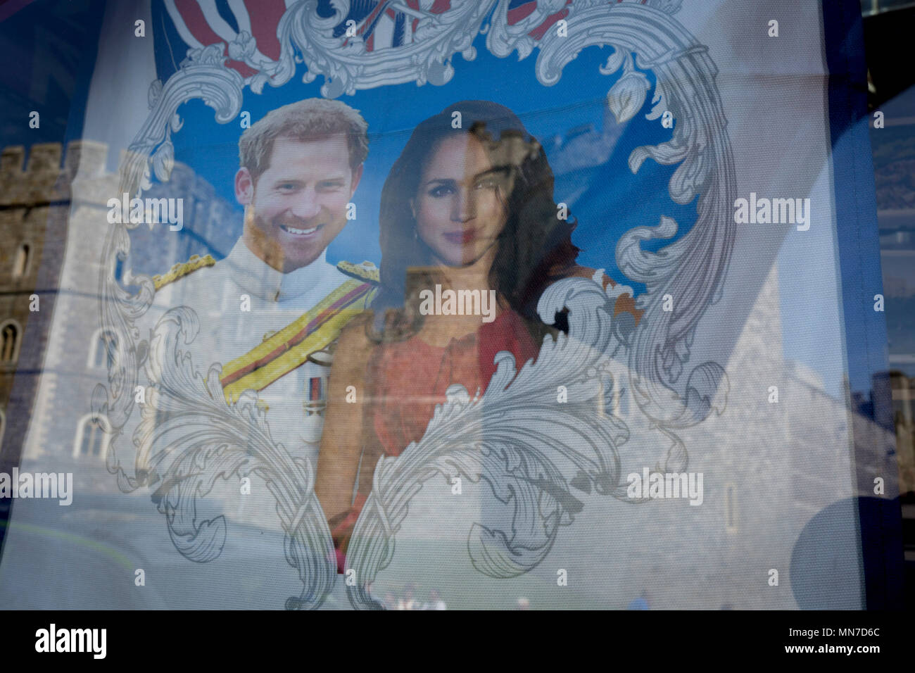 Königliche familie Souvenirs und Waren zum Verkauf in einem touristischen Geschenk Shop Fenster wie der königlichen Stadt Windsor wird fertig für die königliche Hochzeit zwischen Prinz Harry und seine amerikanischen Verlobten Meghan Markle, am 14. Mai 2018 in London, England. Stockfoto