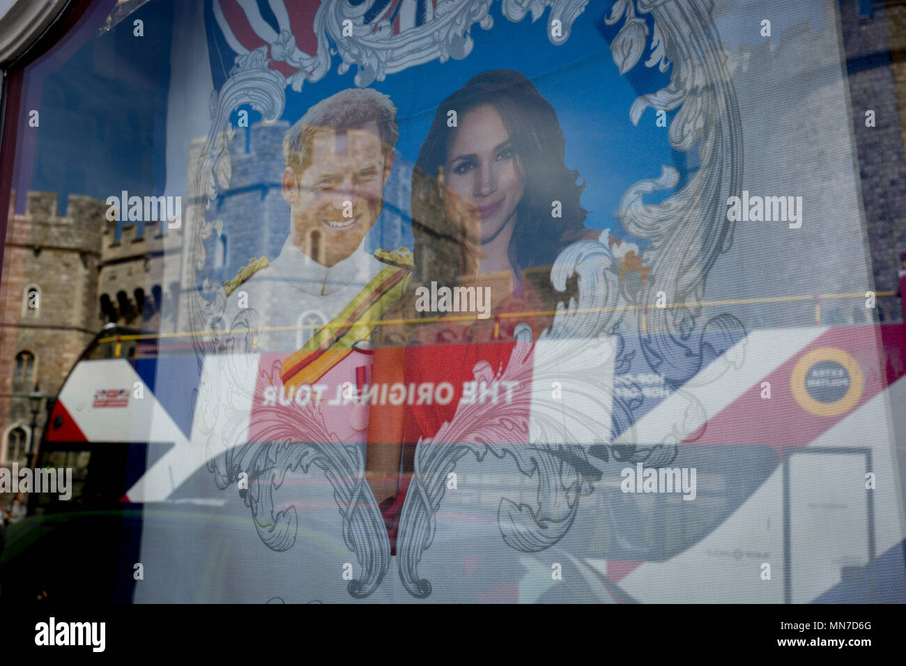 Königliche familie Souvenirs und Waren zum Verkauf in einem touristischen Geschenk Shop Fenster wie der königlichen Stadt Windsor wird fertig für die königliche Hochzeit zwischen Prinz Harry und seine amerikanischen Verlobten Meghan Markle, am 14. Mai 2018 in London, England. Stockfoto