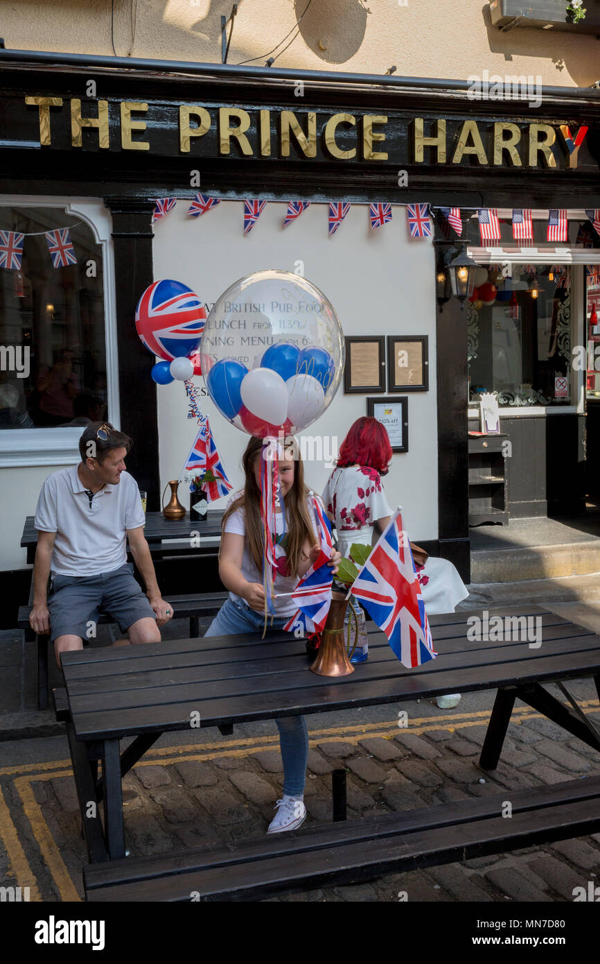 Fahnen und Luftballons außerhalb der Prinz Harry Pub in der Altstadt von Windsor geht es bereit für die königliche Hochzeit zwischen Prinz Harry und seine amerikanischen Verlobten Meghan Markle, am 14. Mai 2018 in London, England. Stockfoto