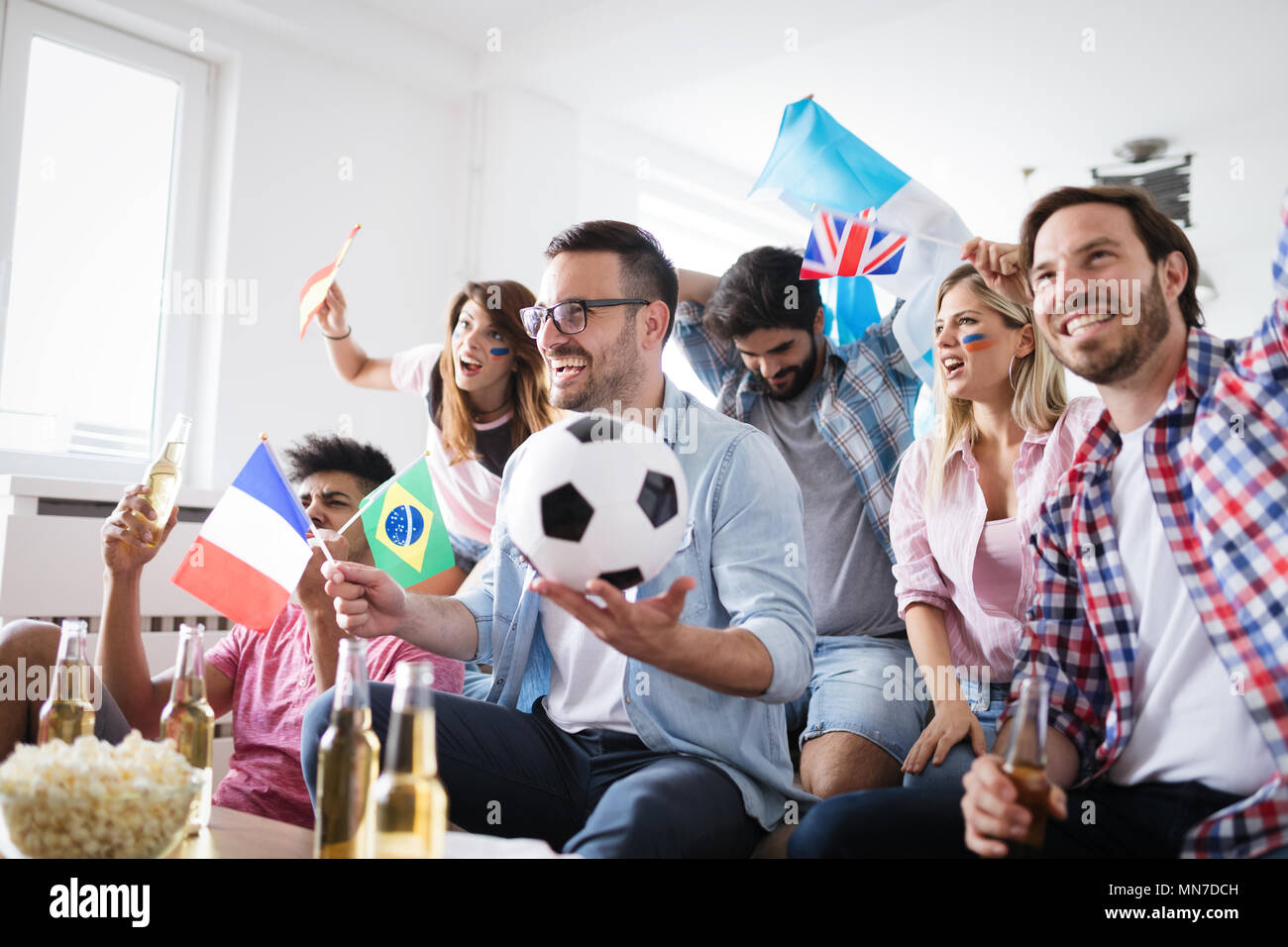 Junge Gruppe von Freunden beobachten Sport im Fernsehen Stockfoto