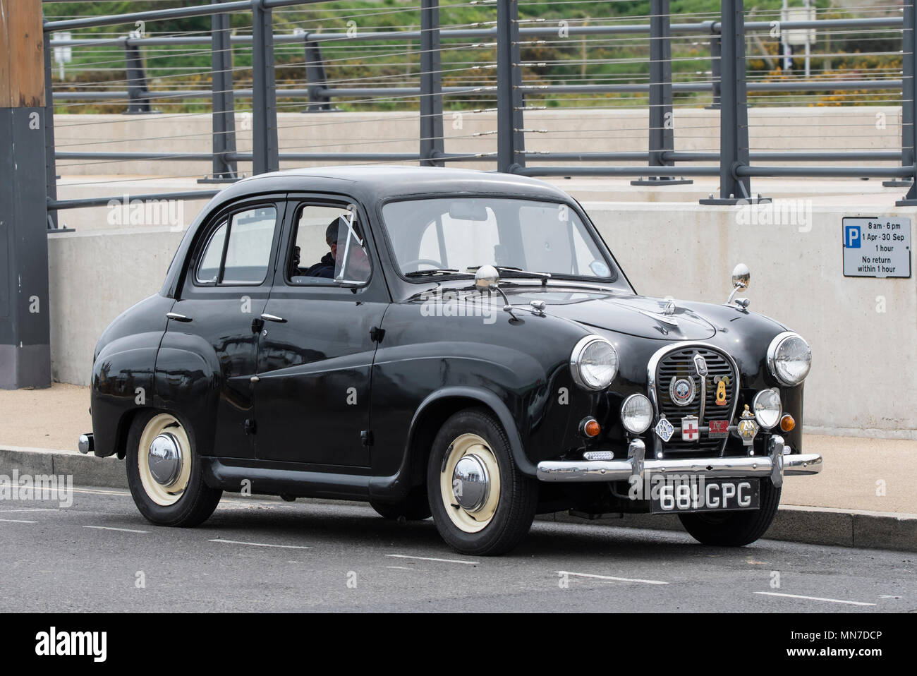 Schwarz Vintage Austin A35 4 Türen Limousine 1958, auf einer Straße in Großbritannien geparkt. Stockfoto