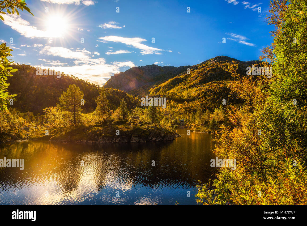 Sonnenuntergang über den Bergen der Lofoten Inseln Stockfoto