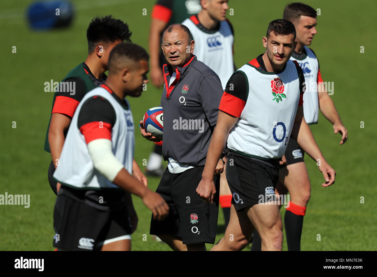 England Trainer Eddie Jones arbeitet mit seinen Spielern während des Trainings am Brighton College. Stockfoto