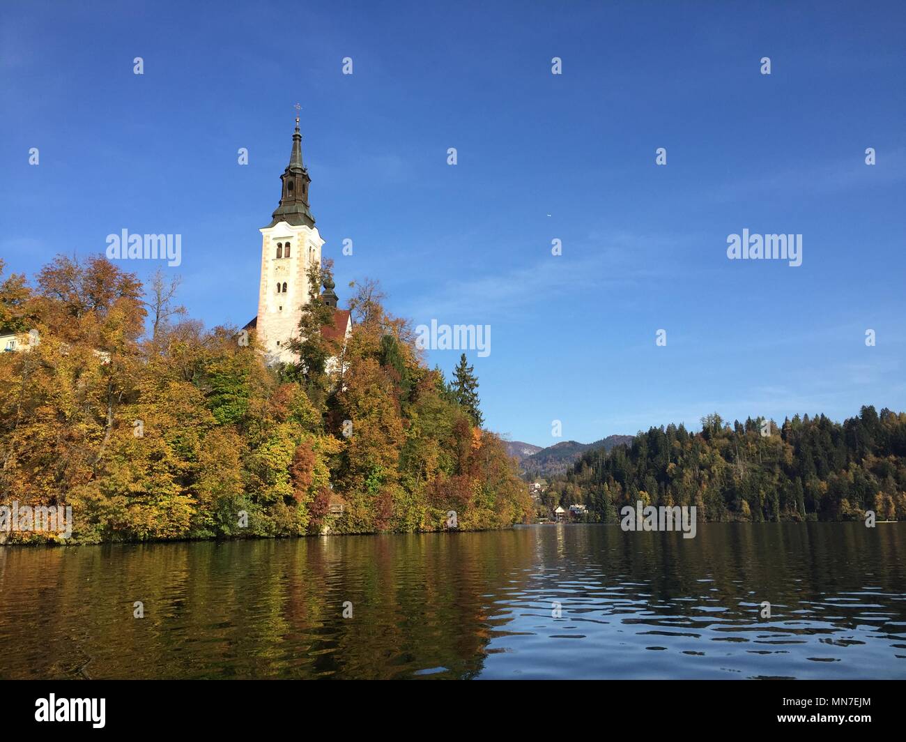 Wallfahrtskirche Maria Himmelfahrt auf den Bleder See im Herbst Stockfoto