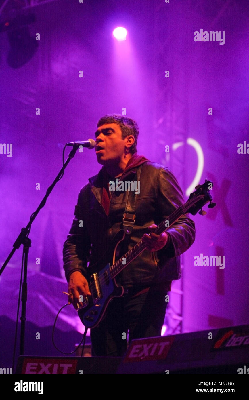 Disziplin A Kitschme, ist ein serbischer Band, ein Spin-off der Samenbläschen jugoslawischen New Wave und Post-Punk-Band Šarlo Akrobata. Durchführen an den Exit Festival 2005, Novi Sad, Serbien. Stockfoto
