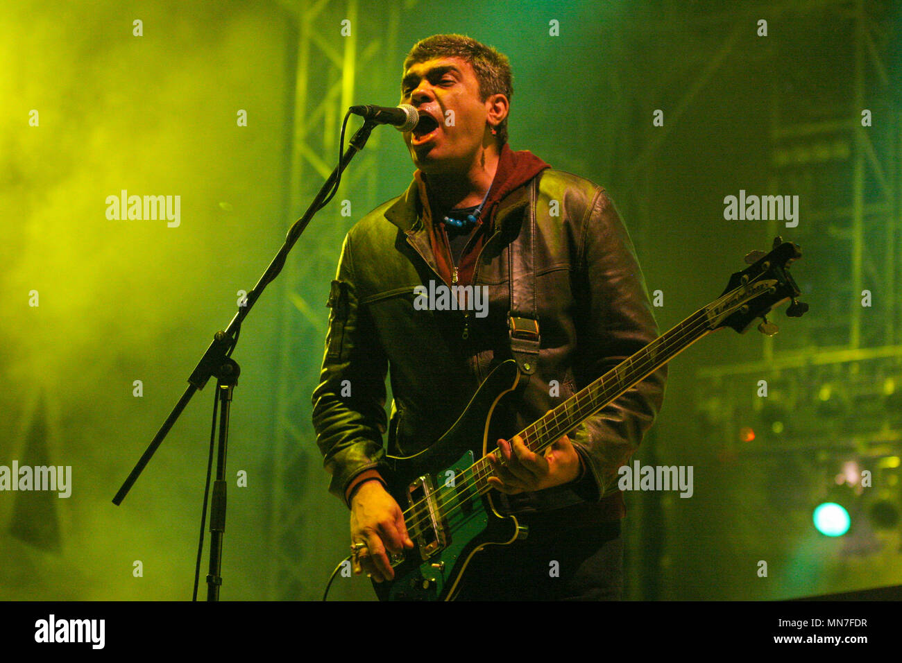 Disziplin A Kitschme, ist ein serbischer Band, ein Spin-off der Samenbläschen jugoslawischen New Wave und Post-Punk-Band Šarlo Akrobata. Durchführen an den Exit Festival 2005, Novi Sad, Serbien. Stockfoto