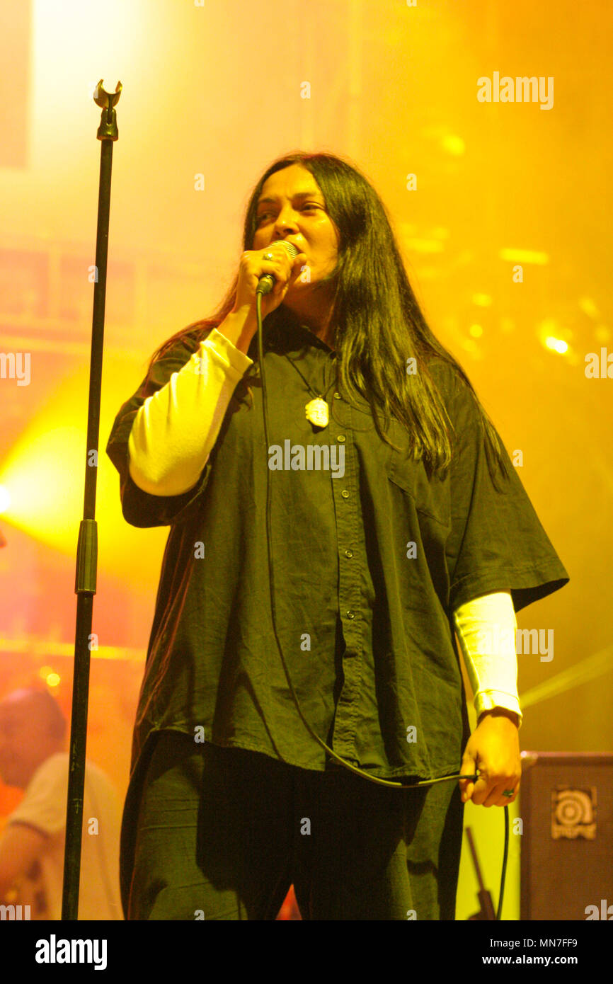 Disziplin A Kitschme, ist ein serbischer Band, ein Spin-off der Samenbläschen jugoslawischen New Wave und Post-Punk-Band Šarlo Akrobata. Durchführen an den Exit Festival 2005, Novi Sad, Serbien. Stockfoto