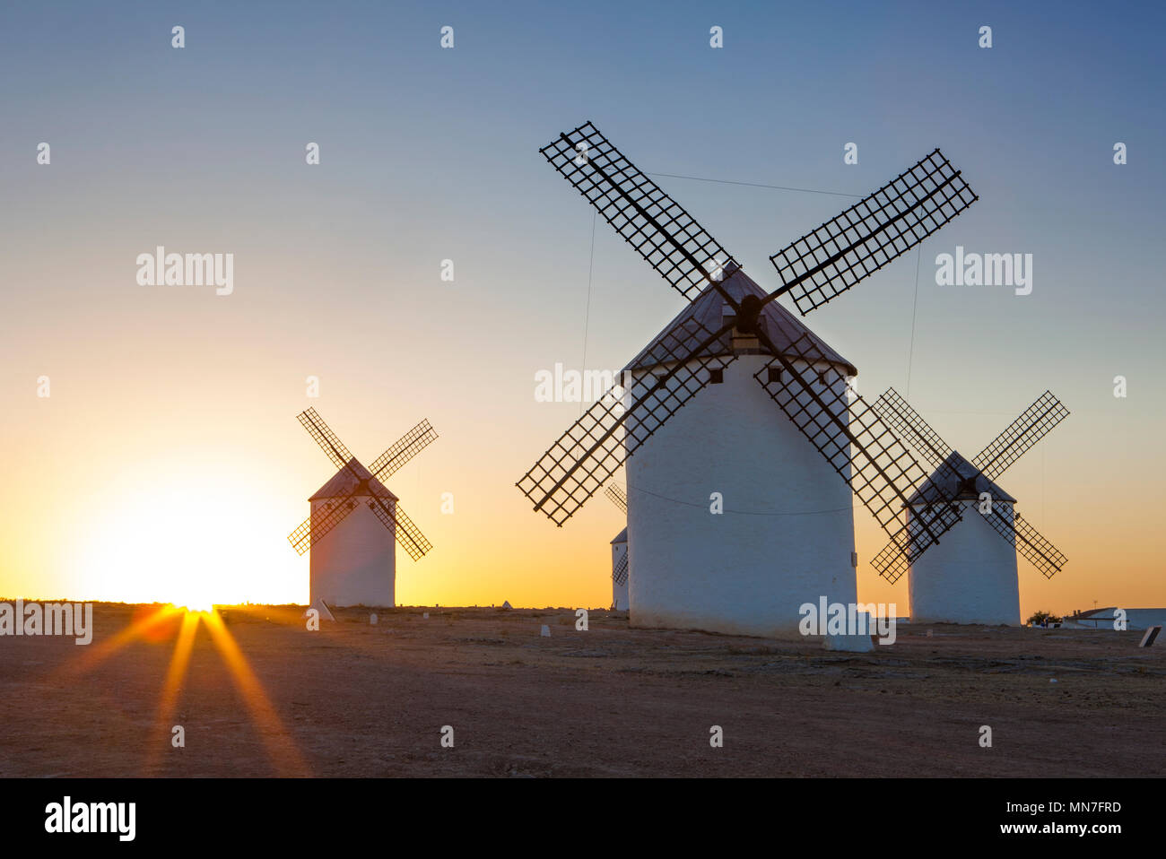 Traditionellen Windmühlen bei steigender, Alcázar de San Juan, La Mancha, Spanien Stockfoto