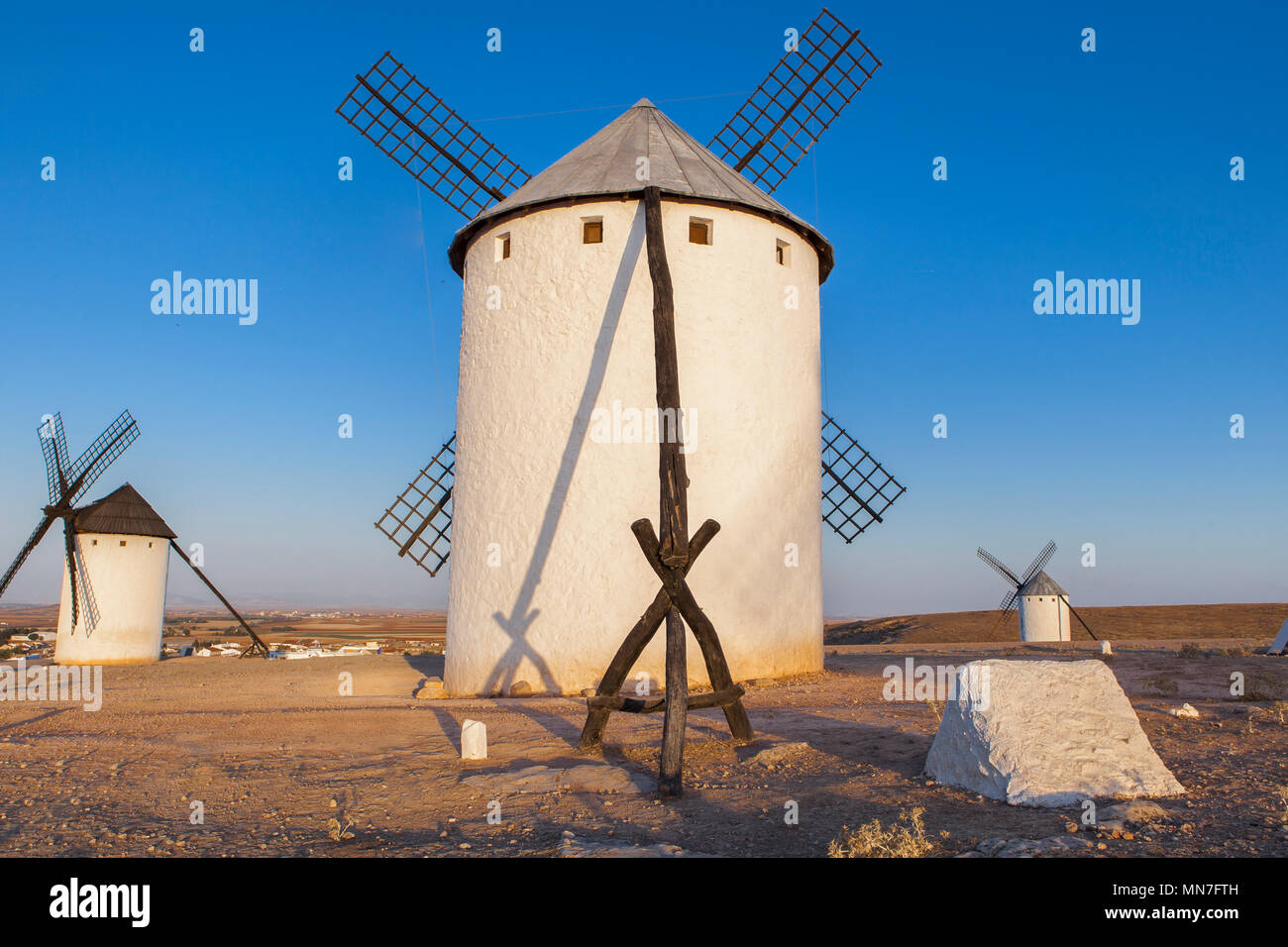 Traditionellen Windmühlen bei steigender, Alcázar de San Juan, La Mancha, Spanien. Ansicht von hinten Stockfoto