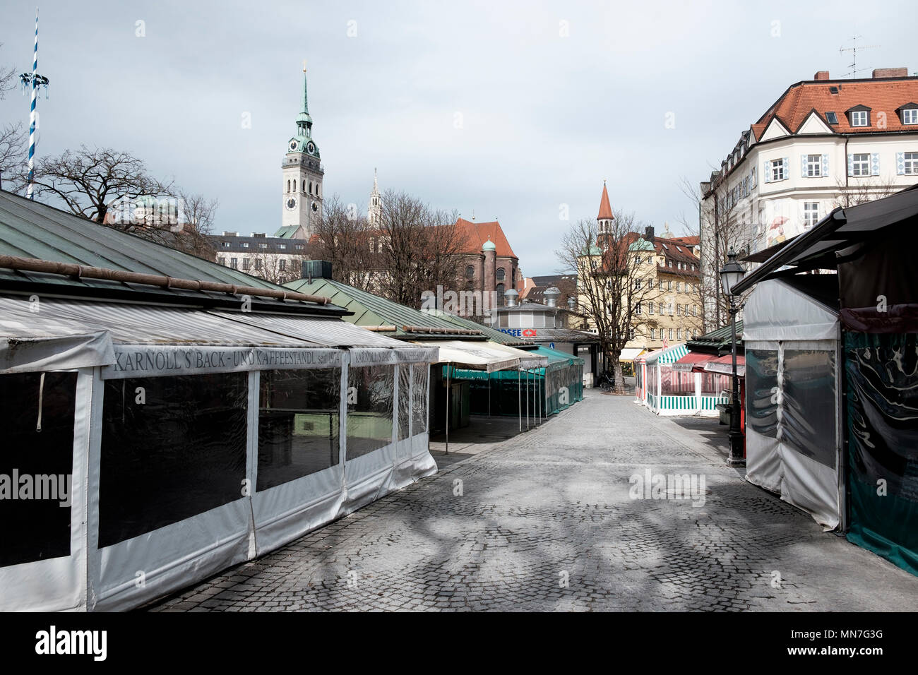 Sonntag schliessen in Deutschland betrifft auch Märkte wie die leeren Viktualienmarkt der am Mittag belebten an einem anderen Tag der Woche sein würde belegt Stockfoto