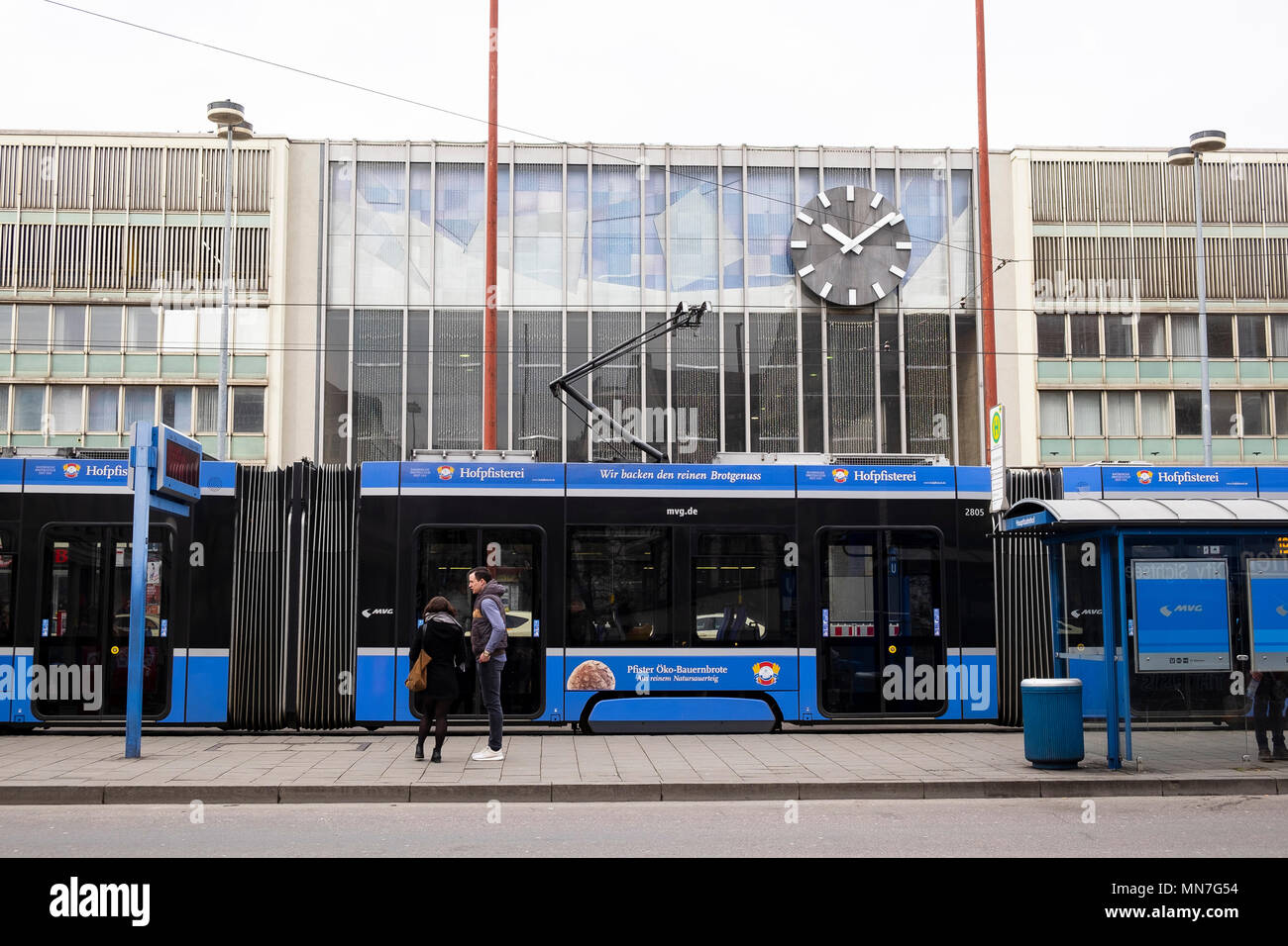 Eine Straßenbahn an der Haltestelle Bahnhofplatz vor dem Hauptbahnhof, München Stockfoto