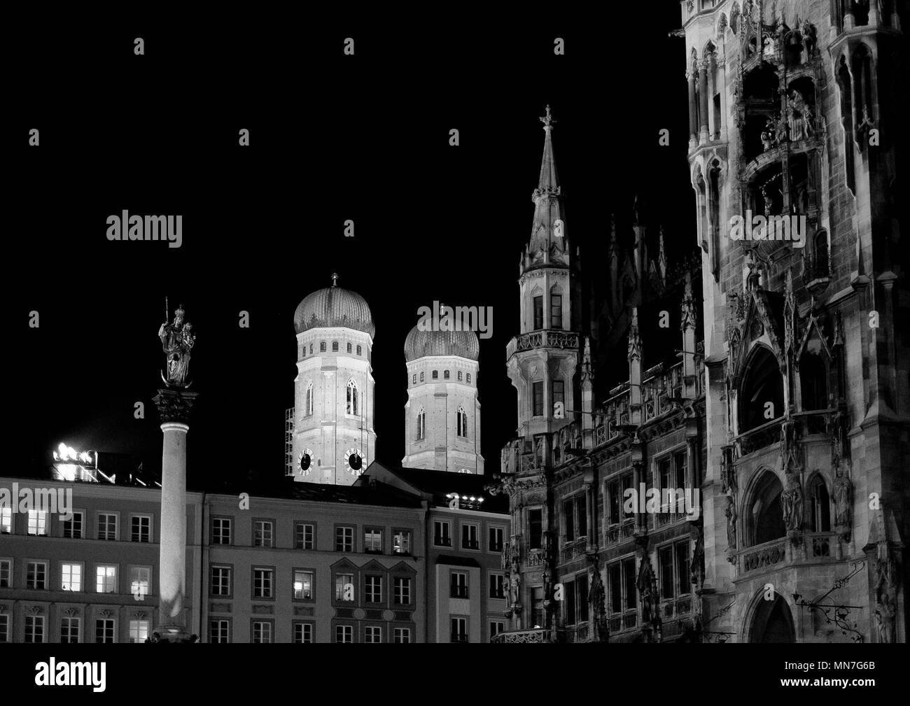 Die beiden Türme der Frauenkirche Anstieg hinter der Marienplatz und das Rathaus, München, Bayern, Deutschland Stockfoto