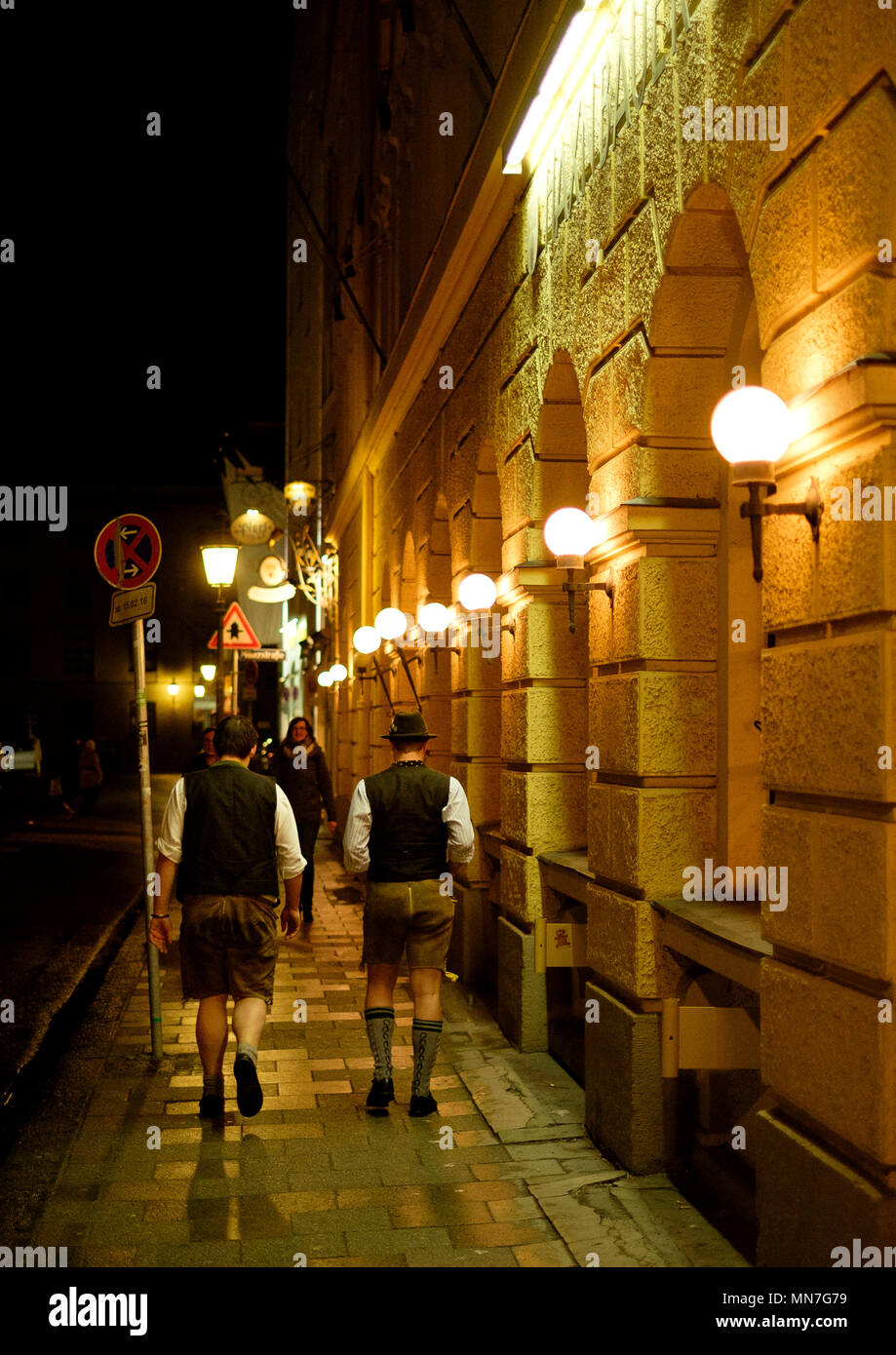 Zwei Männer in Lederhosen auf den Straßen der Altstadt München bei Nacht Stockfoto