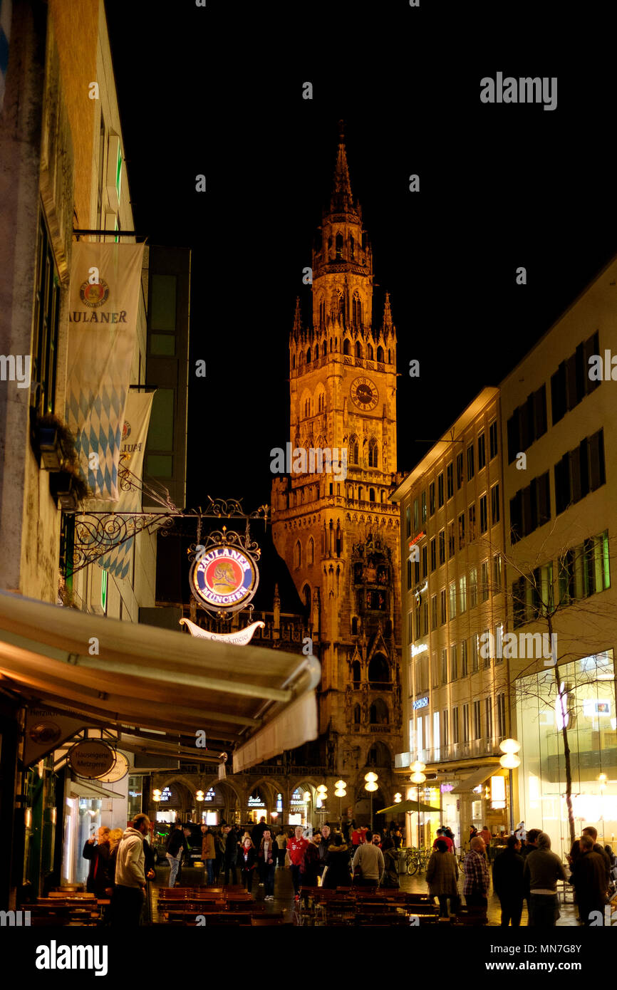 Im Hintergrund die Paulaner München Rathaus turm, im Vordergrund der Rosenstraße mit einem Paulaner Zeichen außerhalb des zum Spöckmeier Bar/Restaurant/ Stockfoto