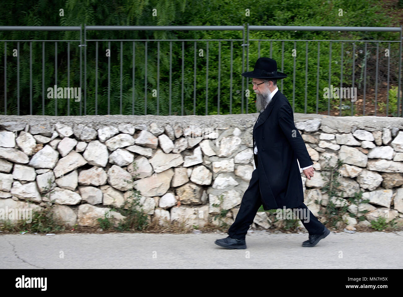 Orthodoxe Juden auf der Straße von Jerusalem Stockfoto