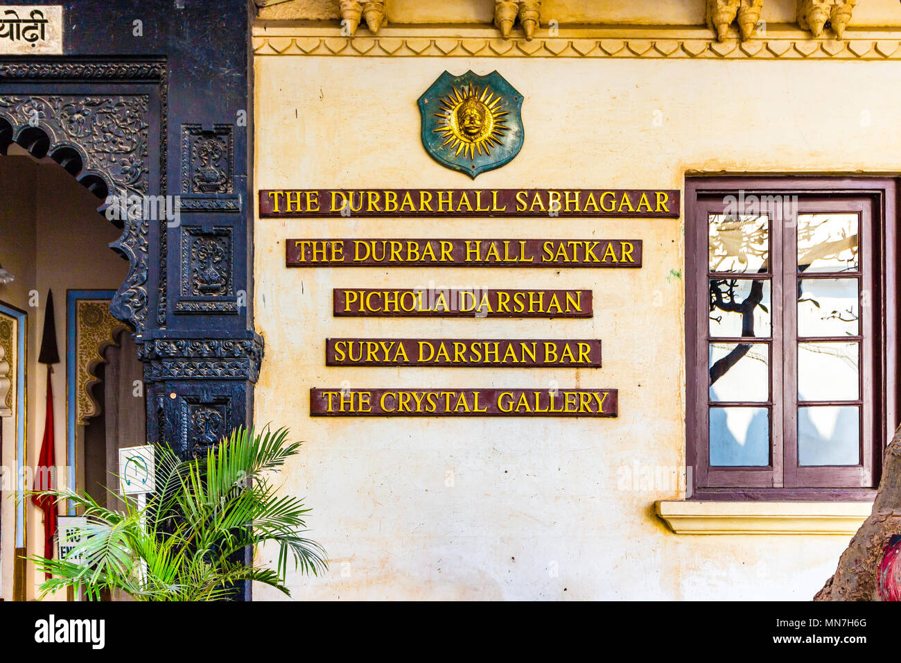 Paläste Name auf einer Wand des City Palace, Udaipur, Rajasthan, Indien geschrieben. Stockfoto