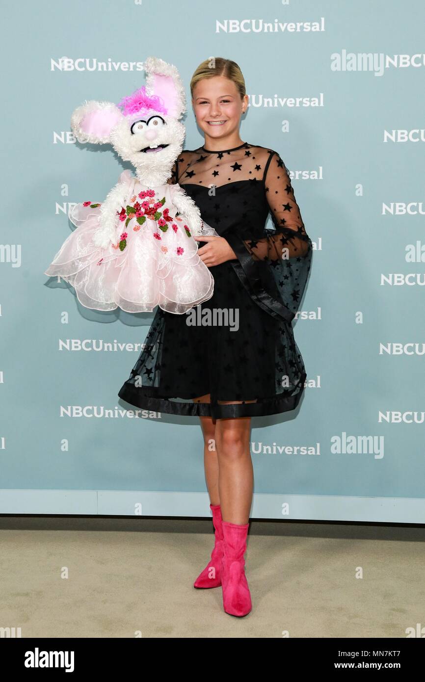 Darci Lynne Landwirt in der Ankunftshalle für NBC Universal Upfront 2018, Rockefeller Plaza, New York, NY 14. Mai 2018. Foto: Jason Mendez/Everett Collection Stockfoto