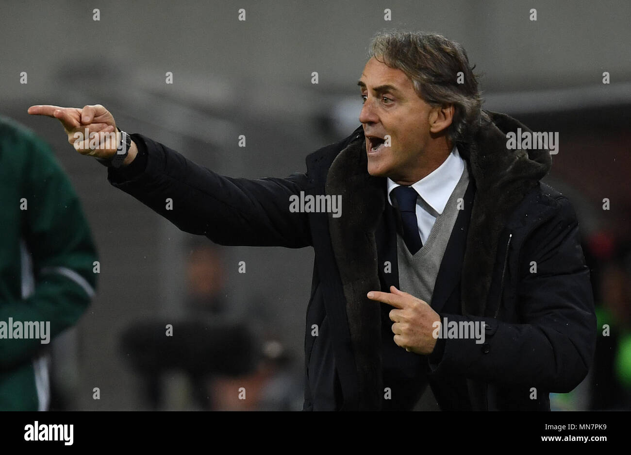 Eingereicht - 08 März 2018, Deutschland, Leipzig: Fußball, Europa League, RB Leipzig - Zenit St. Petersburg, Red Bull Arena. St. Petersburg Head Coach Roberto Mancini reagiert auf der Seitenlinie. Foto: Hendrik Schmidt/dpa-Zentralbild/dpa Stockfoto