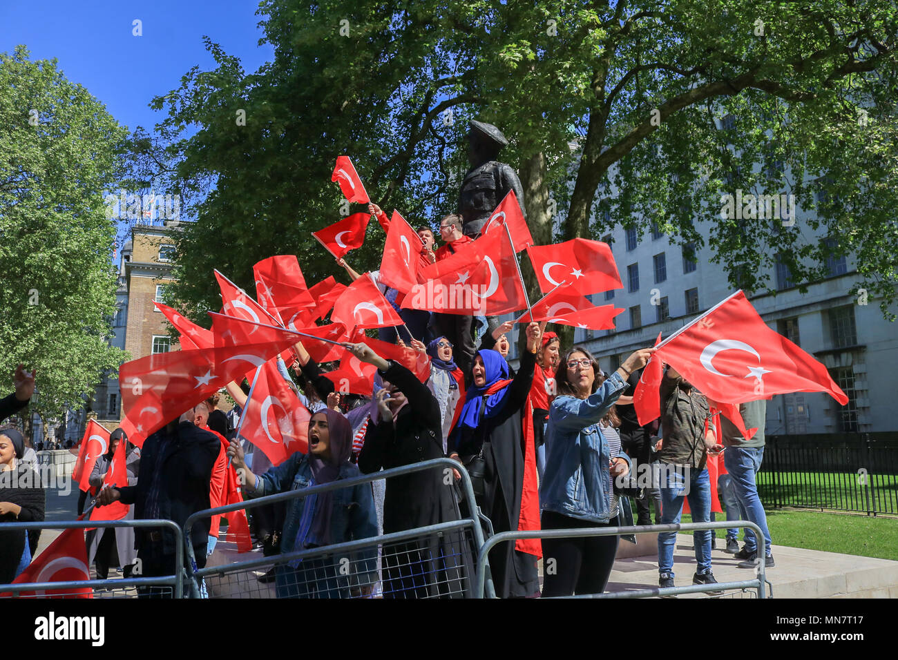 London, Großbritannien. 15. Mai 2018 Erdogan unterstützer Welle türkische Nationale Fahnen wie Sie inszenieren eine Protestaktion zu Kurdistan Solidarität Demonstranten vor Downing Street protestieren gegen Verletzungen der Menschenrechte durch die Türkei Präsident Recep Tayyip Erdoğan, der auf einem 3-tägigen Besuch im Vereinigten Königreich und bereitet auf den britischen Premierminister Theresa May Credit: Amer ghazzal/Alamy Leben Nachrichten treffen Stockfoto