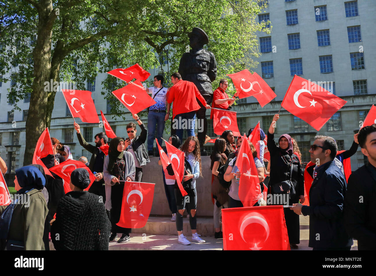 London, Großbritannien. 15. Mai 2018 Erdogan unterstützer Welle türkische Nationale Fahnen wie Sie inszenieren eine Protestaktion zu Kurdistan Solidarität Demonstranten vor Downing Street protestieren gegen Verletzungen der Menschenrechte durch die Türkei Präsident Recep Tayyip Erdoğan, der auf einem 3-tägigen Besuch im Vereinigten Königreich und bereitet auf den britischen Premierminister Theresa May Credit: Amer ghazzal/Alamy Leben Nachrichten treffen Stockfoto