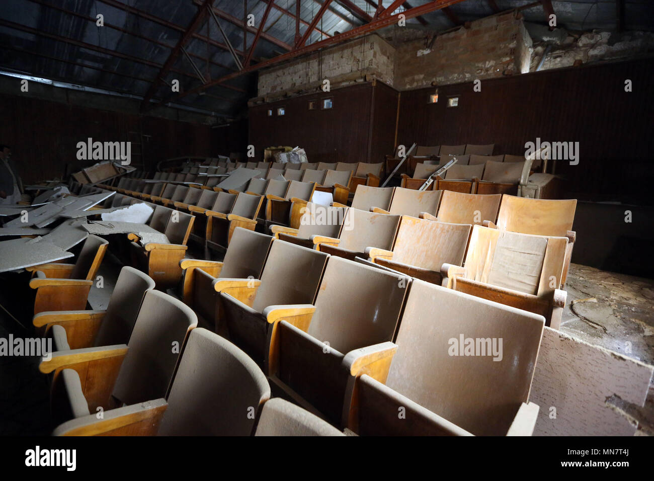 Tripolis. 25 Apr, 2018. Foto am 25 April, 2018 zeigt eine verlassene Theater in Tripolis, die Hauptstadt von Libyen. Theater und Kinos spiegeln nationale Identität eines Landes, während diejenigen, die in Libyen konfrontiert sind vom Aussterben bedroht, der Lösung, die jahrelangen Bemühungen. Credit: Hamza Turkia/Xinhua/Alamy leben Nachrichten Stockfoto