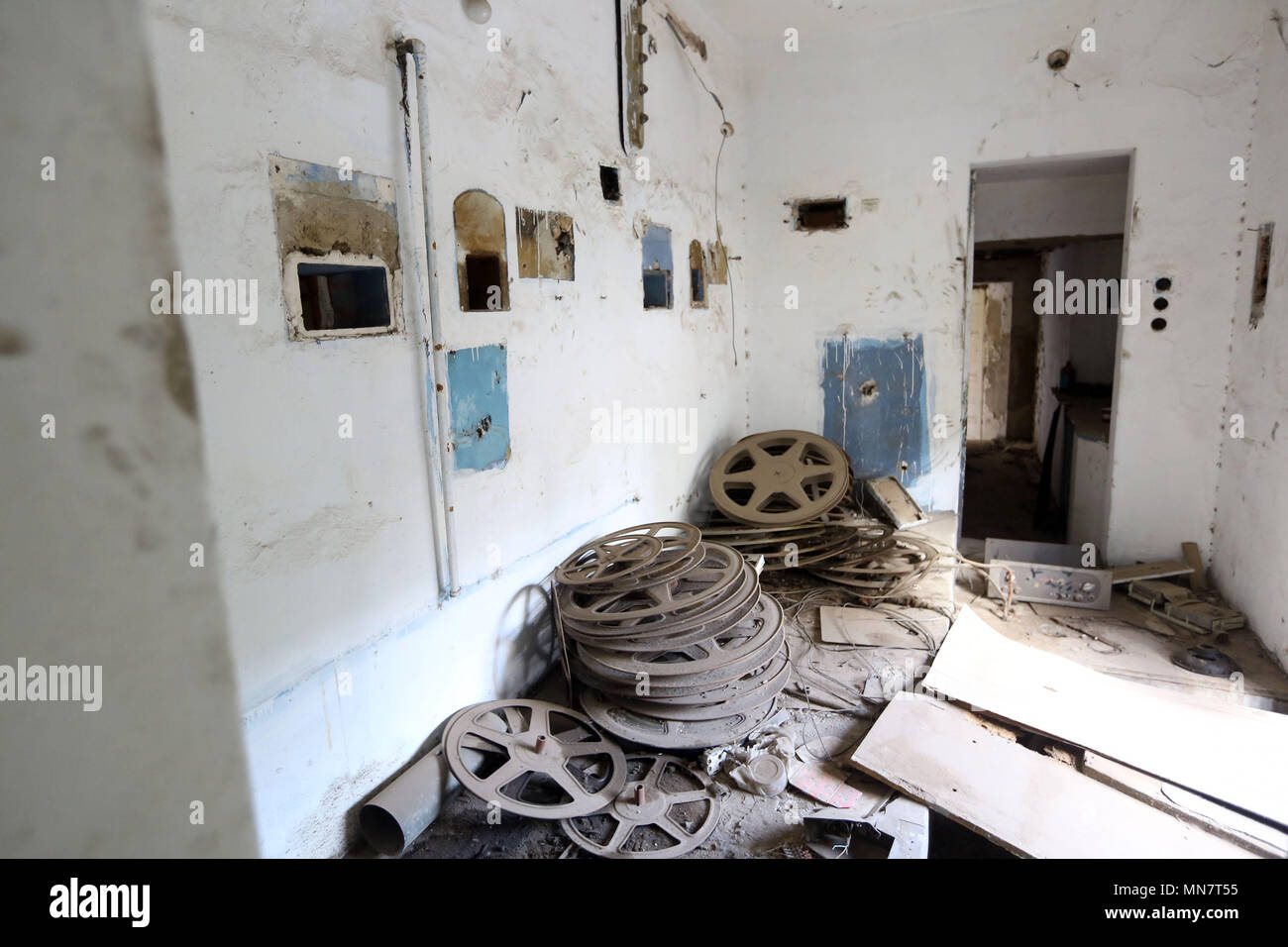 Tripolis. 25 Apr, 2018. Foto am 25 April, 2018 zeigt eine verlassene Theater in Tripolis, die Hauptstadt von Libyen. Theater und Kinos spiegeln nationale Identität eines Landes, während diejenigen, die in Libyen konfrontiert sind vom Aussterben bedroht, der Lösung, die jahrelangen Bemühungen. Credit: Hamza Turkia/Xinhua/Alamy leben Nachrichten Stockfoto