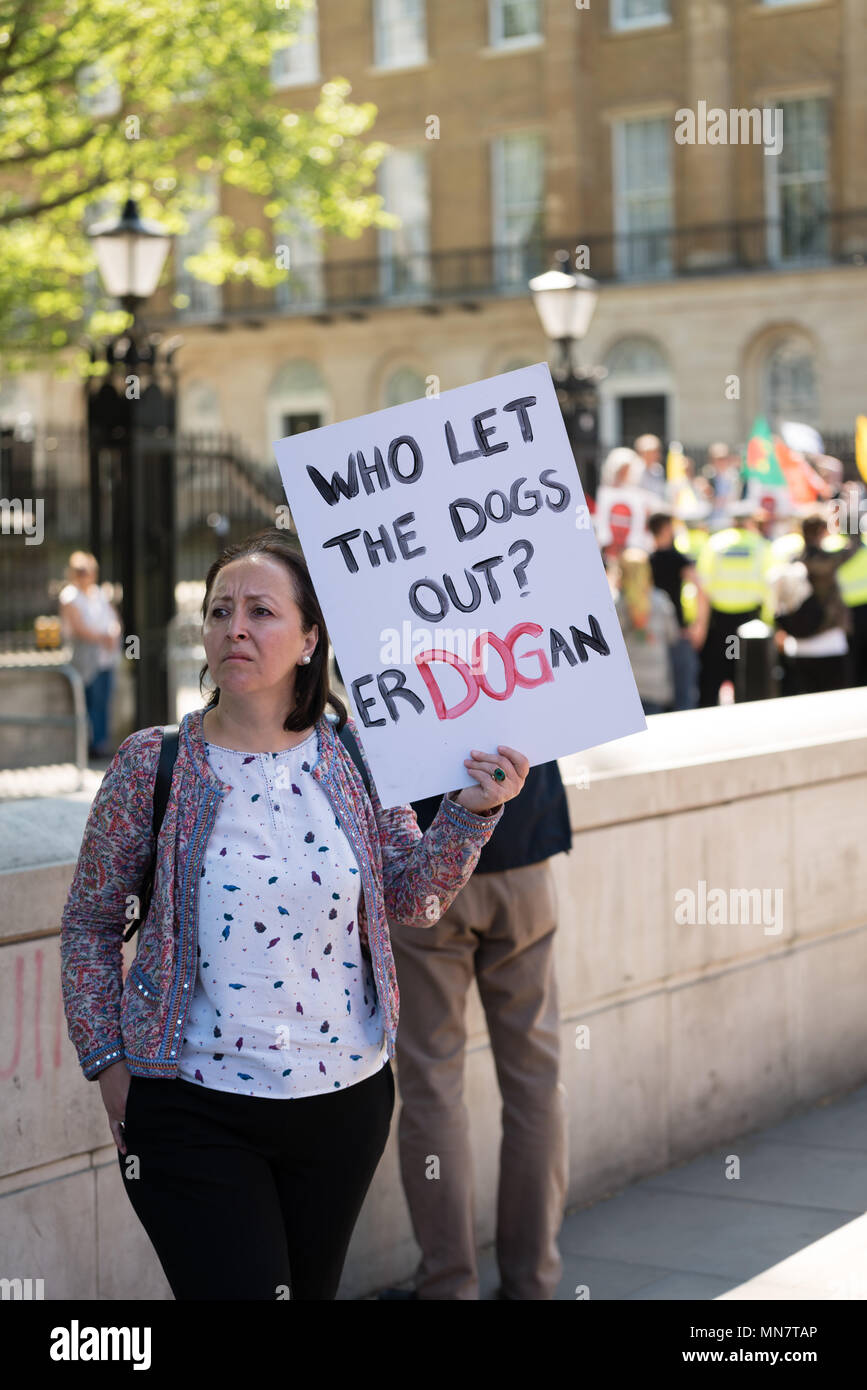 Demonstranten gegenüber 10 Downing St. protestieren gegen die Türkei präsident Erdogan, und sein Besuch in Großbritannien, das am 15. Mai 2018 Stockfoto