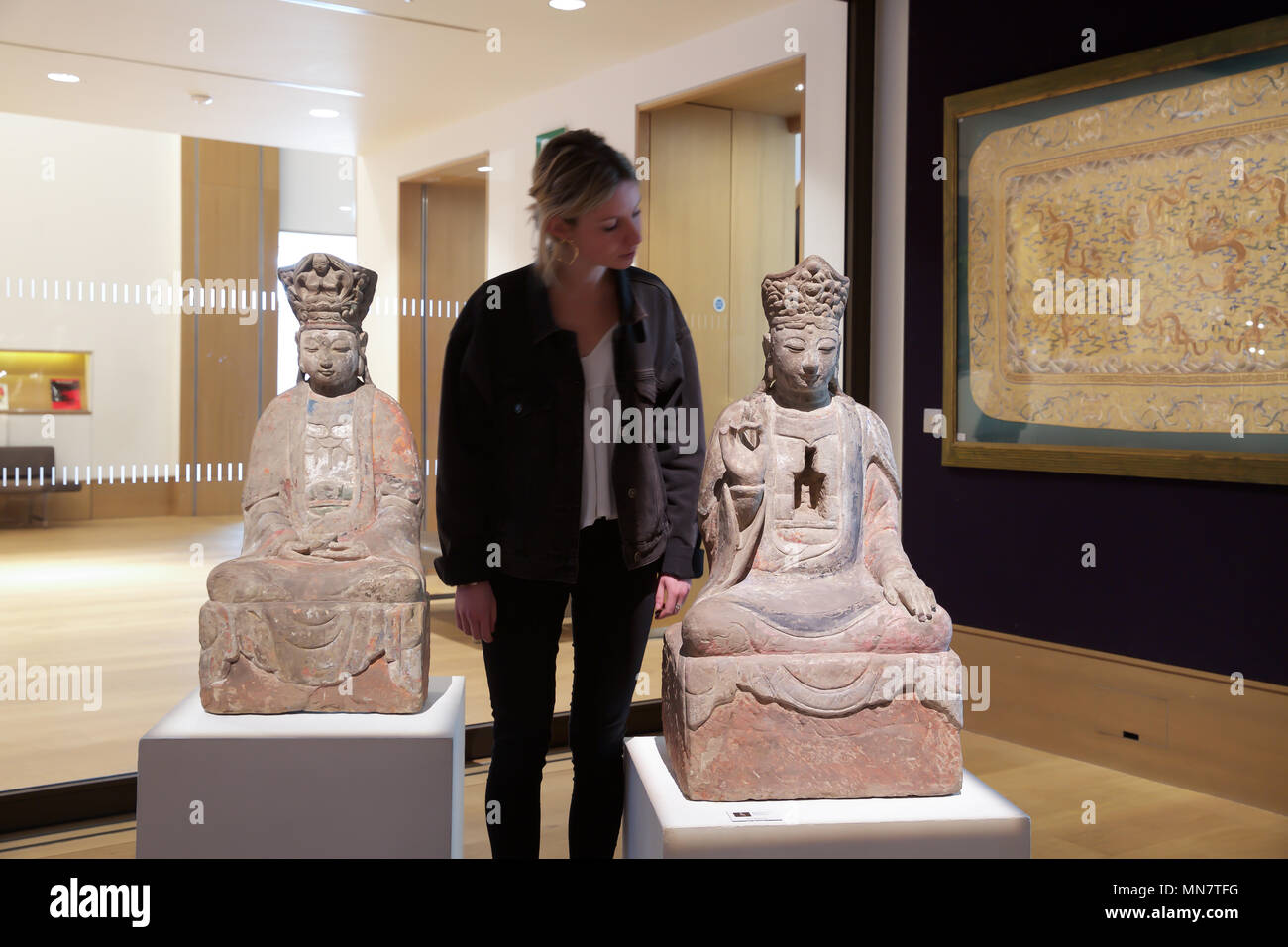 London, UK, 15. Mai 2018, Foto Aufruf zur Bonhams feine chinesische und japanische Kunst Verkauf erfolgt im neuen Bond Street. Zwei Steinfiguren auf der GUANYIN Liao/Song Dynastie £ 50.000 - 80.000. Der Verkauf findet am 17. Mai 2018 Credit: Keith Larby/Alamy leben Nachrichten Stockfoto